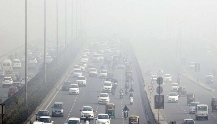Delhi: pollution in air, breathing becomes difficult