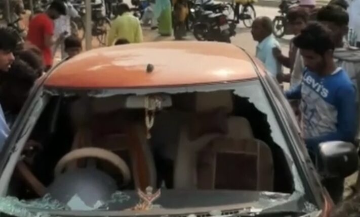 Deoria: Uncontrolled car bike and scooty collision, four people including a woman injured.