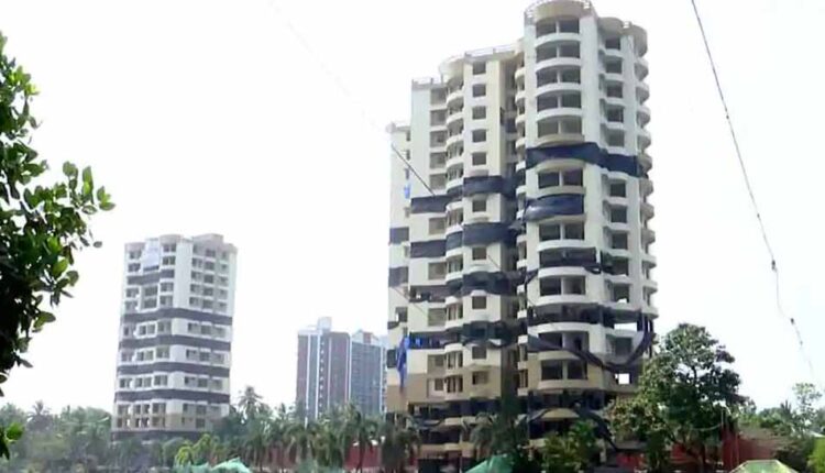 Greater Noida: Woman commits suicide by jumping from 17th floor with 3-year-old innocent