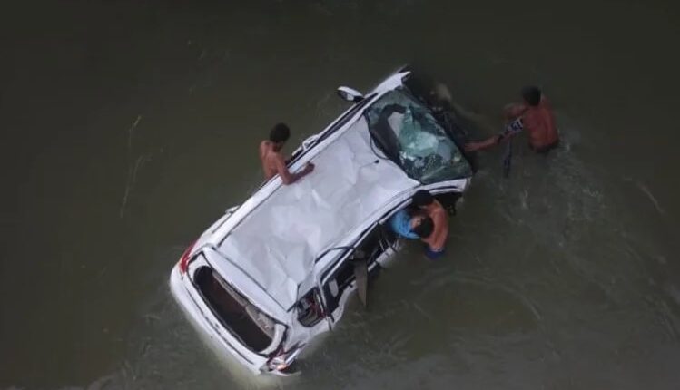 Basti: 3 people killed when uncontrollable car collapsed in railing