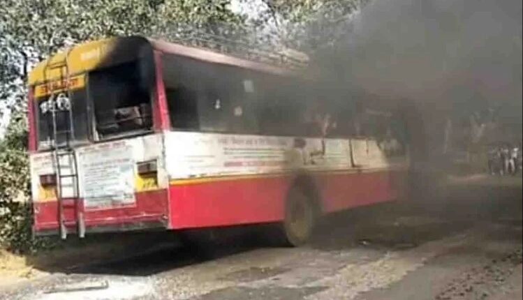 Breaking News-Hardoi: A sudden fire broke out in a roadway bus full of passengers, stampede