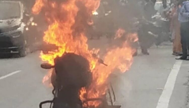 Lucknow: Former deputy SP's son set his own bike on fire, know the interesting reason behind setting fire