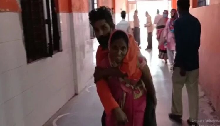 When the stretcher was not found, the woman wandered on her shoulder for treatment for the woman