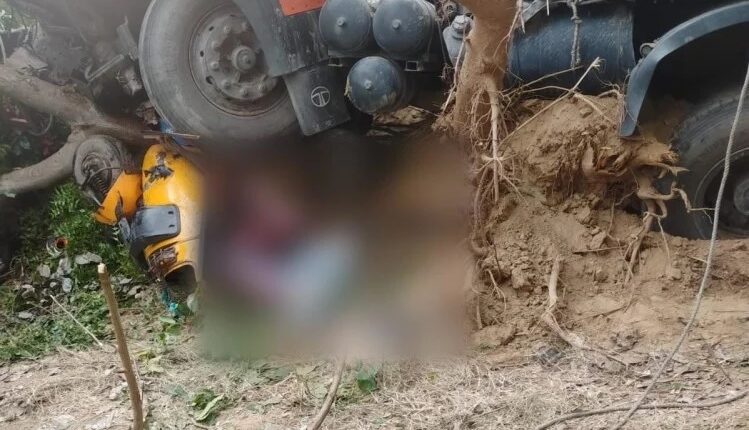 Firozabad: A gruesome accident, a truck loaded with a truck loaded with riders, 4 killed