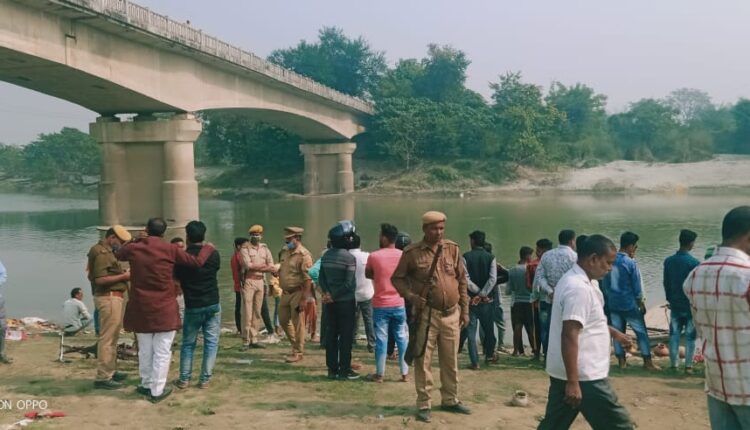 Young man jumps into the river, police and divers gather in search