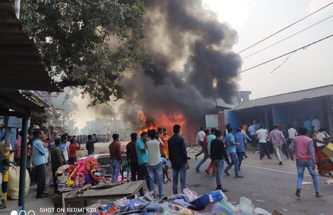 Deoria: A severe fire broke out in a clothes shop