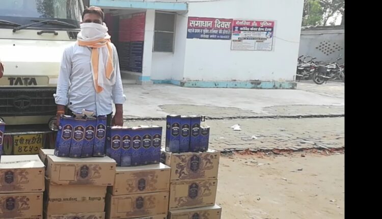 Journalists handed over the memorandum addressed to His Excellency the Governor to the President of the police station