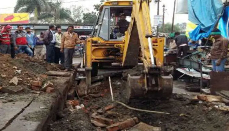 Administration of illegal construction of this Congress leader after computer baba, heavy police force on the spot