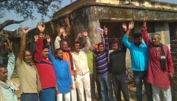 Deoria: Farmers protest against the failure of government wheat seeds, demand compensation