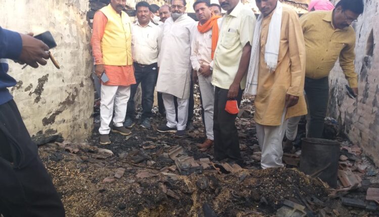 Gandhwani: Family members saved lives from burning houses in the house due to fire