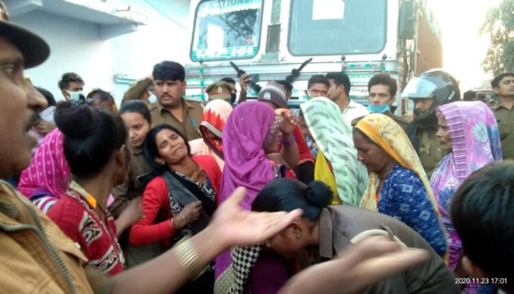 Mahoba: Bike driver dies in a fierce collision between truck and bike