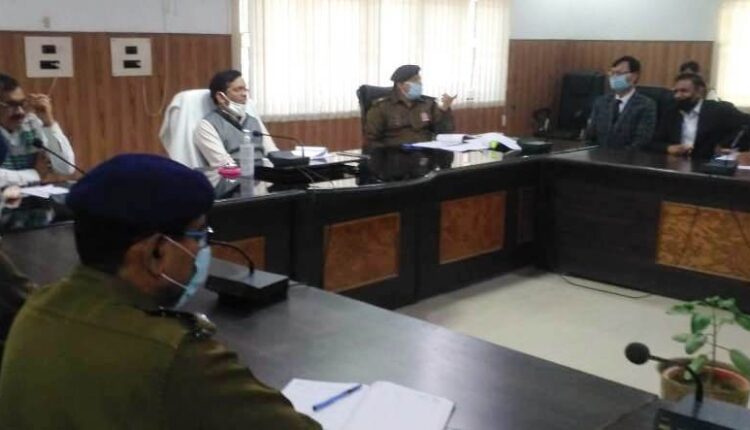 Hathras: District Magistrate Praveen Kumar Laxkar reviewed the prosecution works while holding a law and order meeting at the Collectorate Auditorium today.