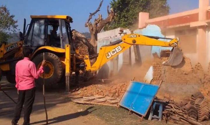 Katni: Government staff makes encroachment of government land free.