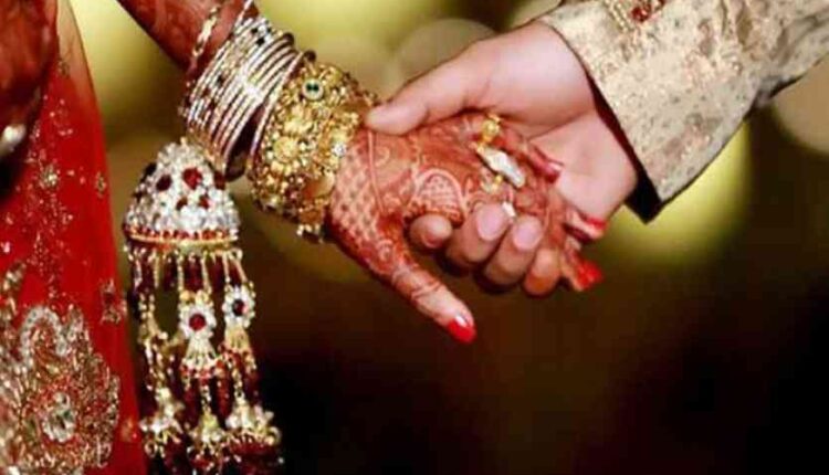 The family members of the young man who went to meet his girlfriend thrashed him, got married the next day, know why