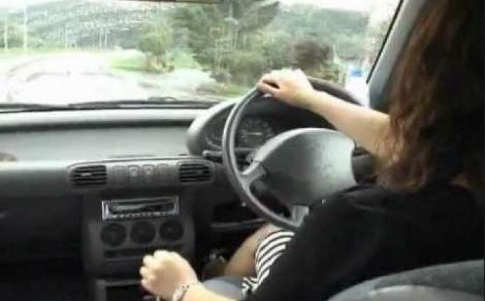 Lucknow: A woman learning to drive a car crushed a woman, treatment