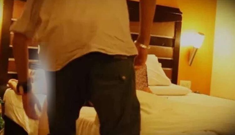 UP: The husband who went to the hotel to kill Raid, found his own wife in an aggressive position with her lover, then the husband .....