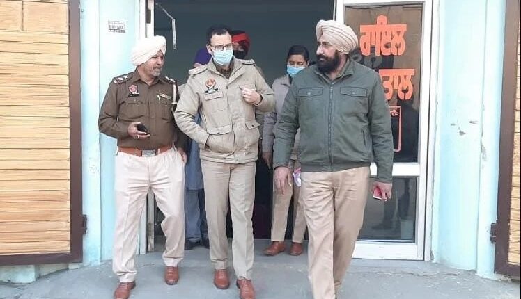 The young man reached the police station carrying a blood-soaked sword, the policemen were shocked