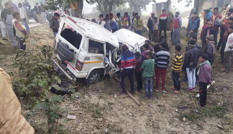 Sitapur: Terrible accident, Bolero uncontrolled and collides with tree in Police Station, Pisa