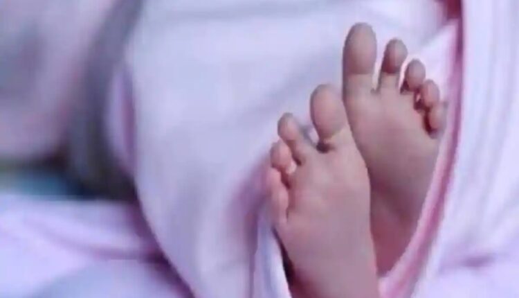 Fearing slander, a married girl dumped the newborn in the drain, the girl survived 11 hours in the cold winter.