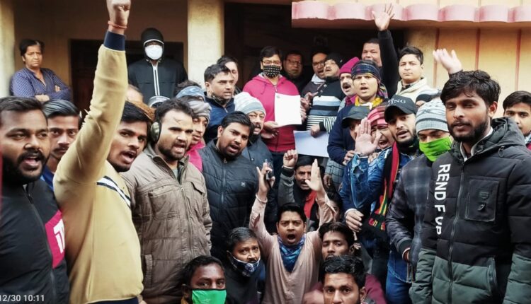 Memorandum given to state minister Bjapa Poonam Bajaj in protest against unilateral action against Hindus in Babri Mandi disturbance