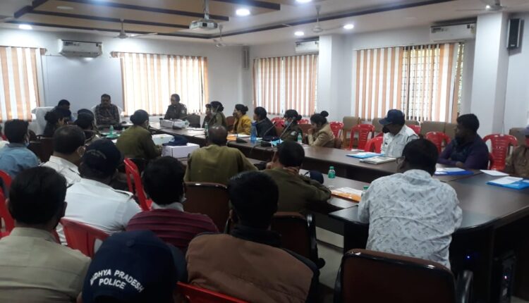 Superintendent of Police Lalit Shakywar conducted the workshop in the police control room, instructed all the top officers present