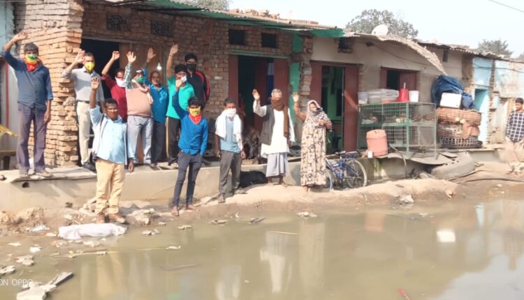 Residents of the bus stand protested against the company making the road