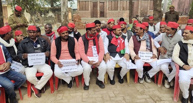 Samajwadi Party leaders protesting in support of farmers arrested