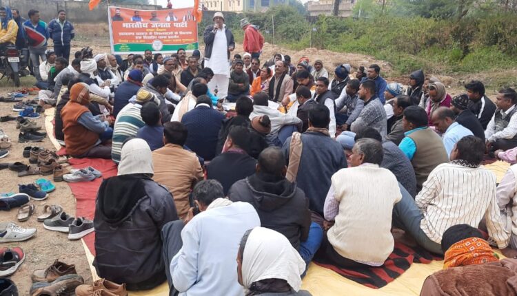 State government should stop tricking innocent farmers: Manoj Kumar Yadav