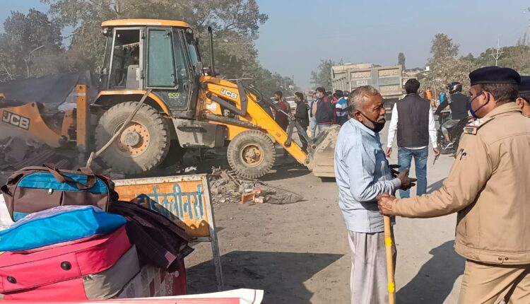 In the presence of police force, JCB on shops built on National Highway, many shops and establishments destroyed