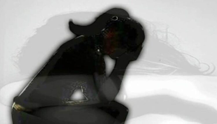 Hardoi: Dead body of naked girl found in bushes, fear of murder after rape