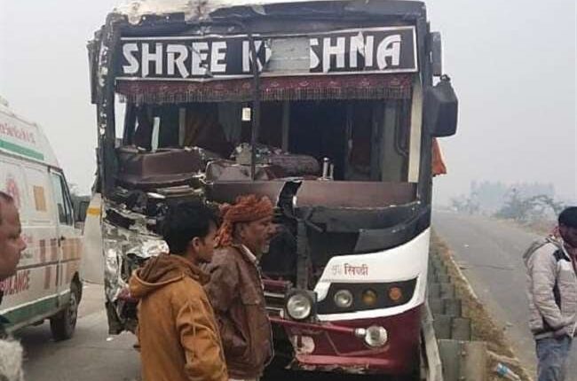 Strong collision between truck and bus on highway in Kanpur countryside, 12 passengers seriously injured