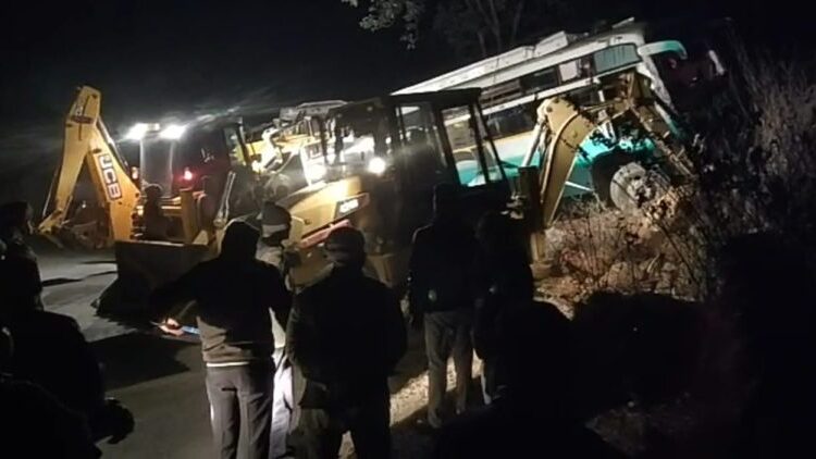 Bus overturned in Baghdara Valley, bus driver dies on the spot, many injured