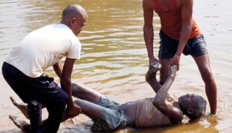 Water samadhi of middle aged who went for picnic in Jhalri village pond