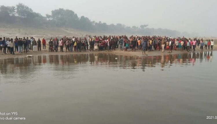 Major accident, boat full of passengers drowned in river Ganga, sailors started rescue work by boat after informing police