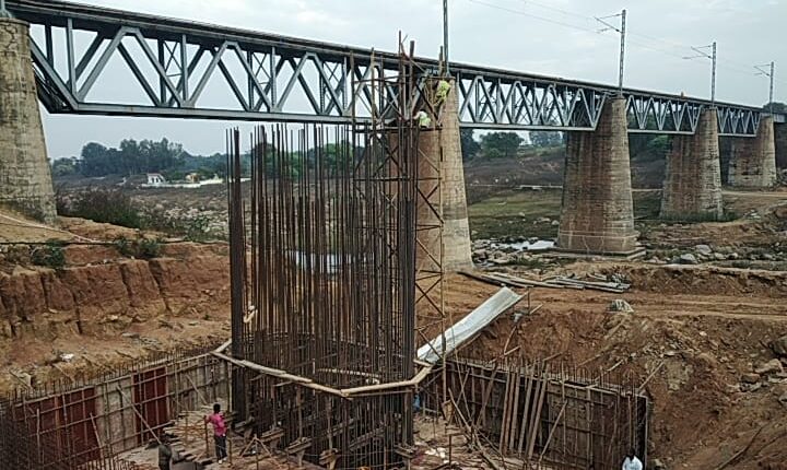 Work from laborers in doubling the railway under the Thema River Railway Bridge bypassing safety standards