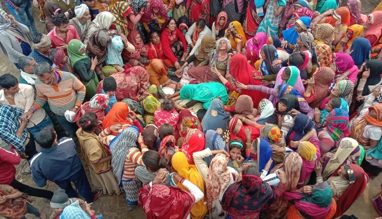 Father and son hang their life from the same noose, created a furore in the house