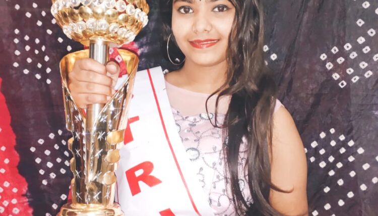 Missed decorating the head of the figure. Crown of uttar pradesh