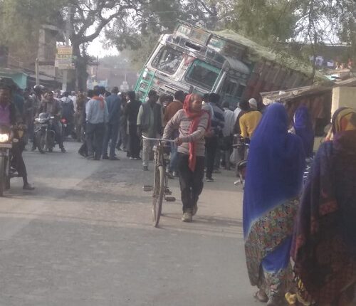 Truck collided on station road of Khanpur market, one killed and 12 injured