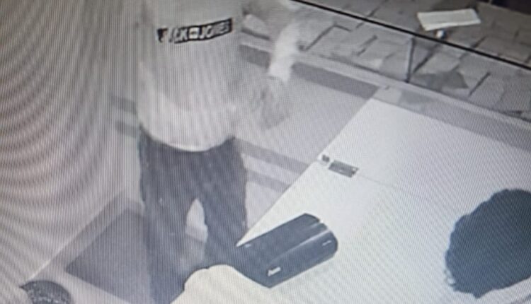 Kushinagar: Millions stolen from mobile shop, photo of thief caught in CCTV camera