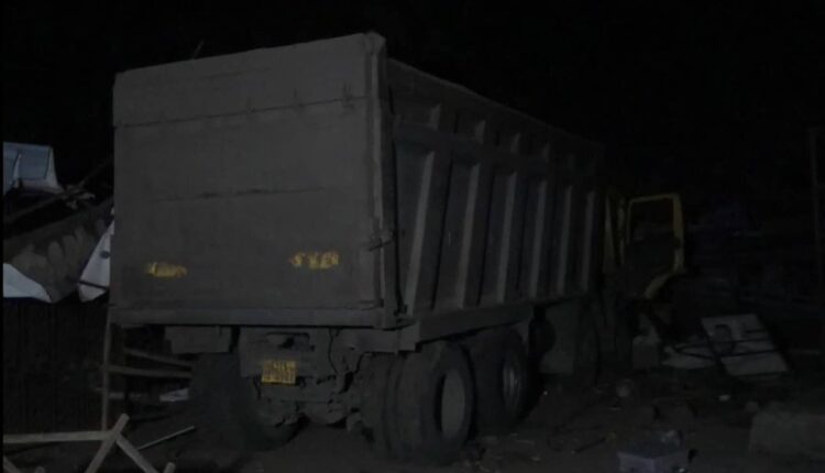 Truck crushed 18 laborers sleeping on footpath in Surat, 13 killed