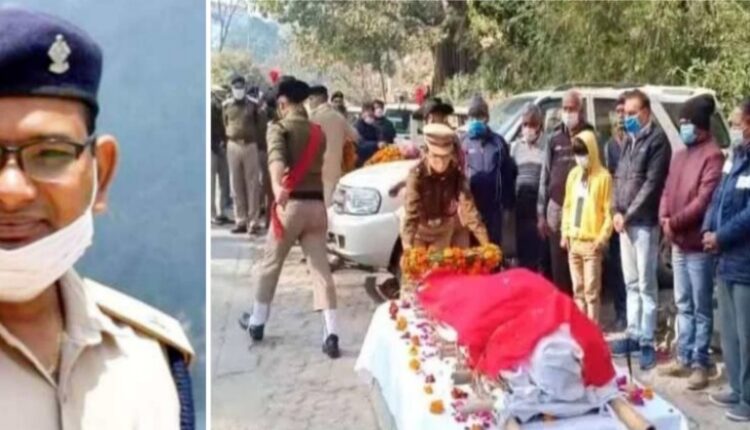 Haldwani: A large number of dignitaries, including hundreds of companions, gave a final farewell to SP Traffic Rajiv Mohan with moist eyes