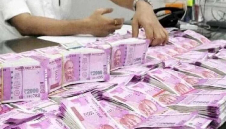 Pratapgarh: 10 lakh cash in flower seller's house along sidewalk