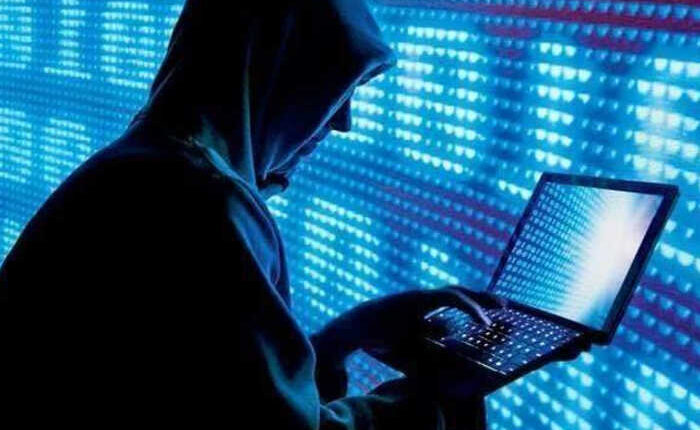 UP: Bolero, who is going to have a picnic, collided strongly with a dumper coming from the front