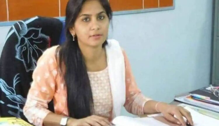 Woman SDM caught taking bribe, while CM Ashok Gehlot was giving speech against corruption