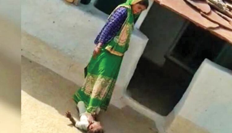 The face of another Kalyugi mother came in front, the mother crushed a 1-year-old girl with her feet and kicked the 4-year-old girl's mouth.