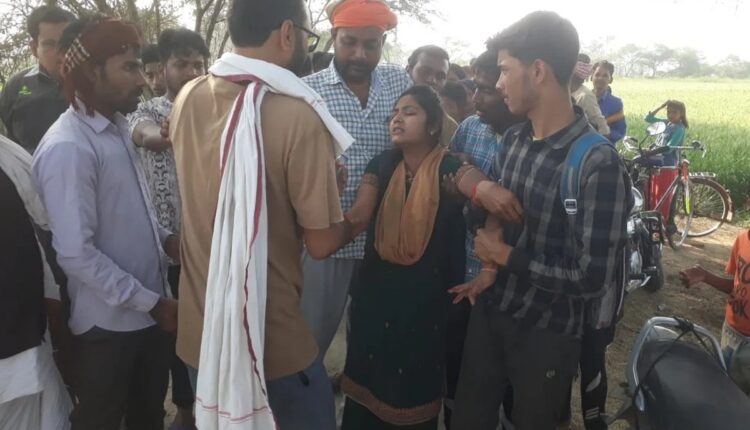 Ballia: 3 died due to high tension wires falling on the bike, bike burnt completely