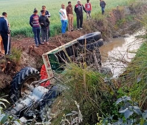 Jaunpur: Major accident, two dead along with driver died due to overturning of tractor-trolley in canal