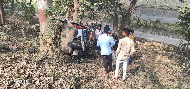Tempo filled with girl students fell into the ditch, many injured