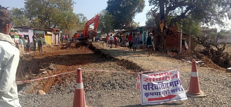 Baxwaha-Dalpatpur Road: It is necessary to maintain on a dilapidated road