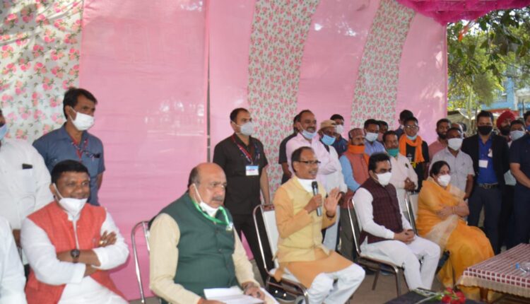 Chief Minister Shri Chouhan discussed with the beneficiaries in MLA Chaupal